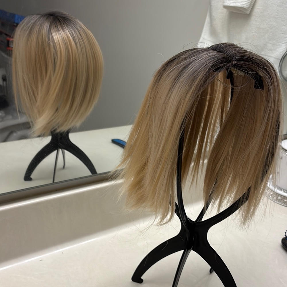 Source Unknown Cream and Brown Sleek Bob Wig